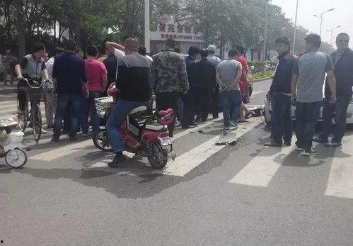 司机吃瓜撞车事件视频,视频揭示惊险瞬间