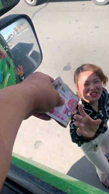 吃瓜西瓜被拿走视频,吃瓜西瓜被神秘拿走，监控视频揭秘全过程