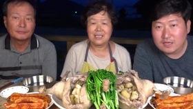 鄂州幸福一家人吃瓜视频,欢乐时光，温馨瞬间